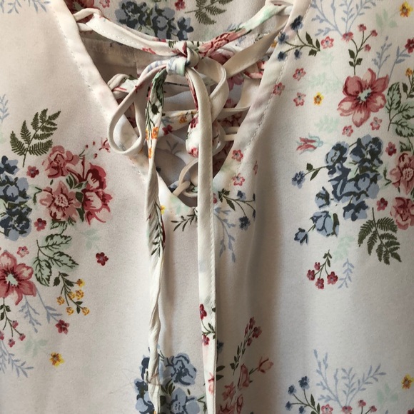 White Flower Blouse Tank. - Picture 2 of 4